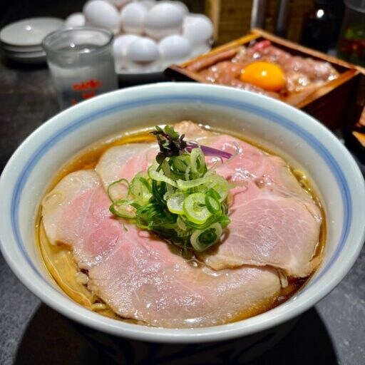 【駄目な隣人】新宿でみつけた、ビストロシェフ考案の醤油ラーメンが楽しめるお店