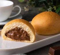 ファミリーマート×八天堂新作！濃厚チョコのくりーむパン登場