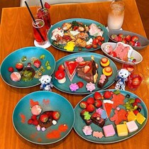 【コンラッド大阪】心踊るおもちゃ箱の世界へ。旬のいちごを愛でるストロベリースイーツビュッフェ