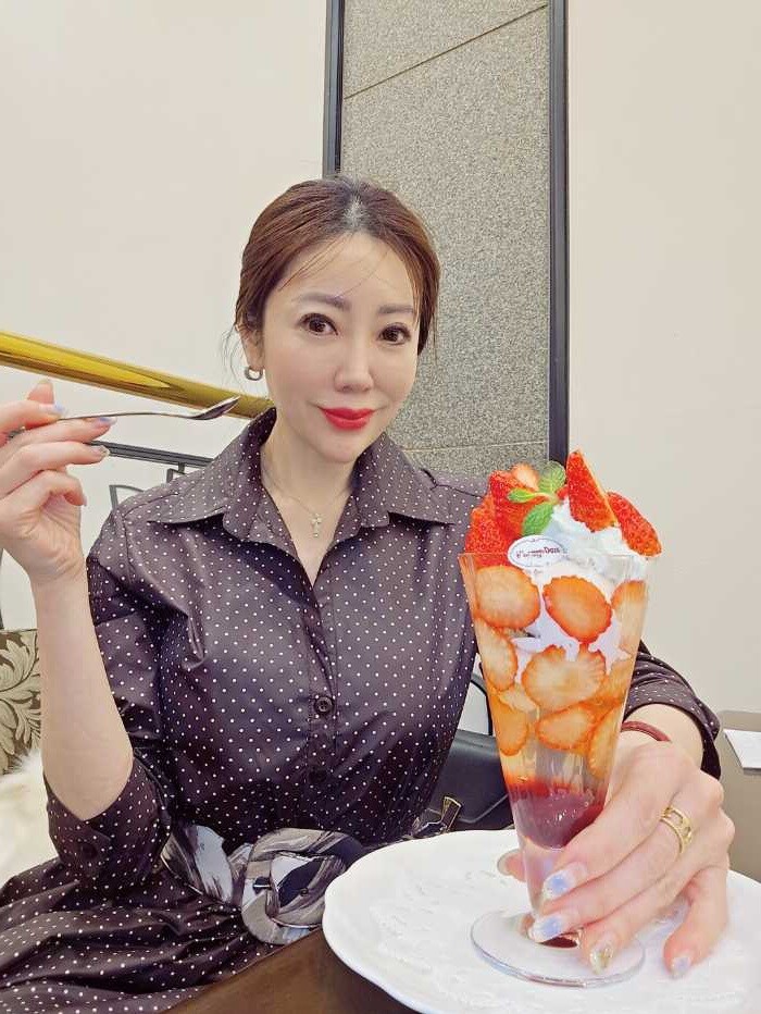 ストロベリーパフェを食べてるところ