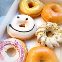 【クリスピー・クリーム・ドーナツ】春を楽しむ、食感豊かなカラフルドーナツ♡