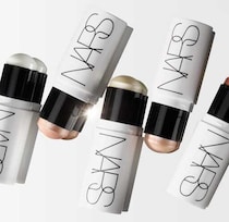 NARSの新作スティックタイプ登場♡光を纏うルミナイジングスティック