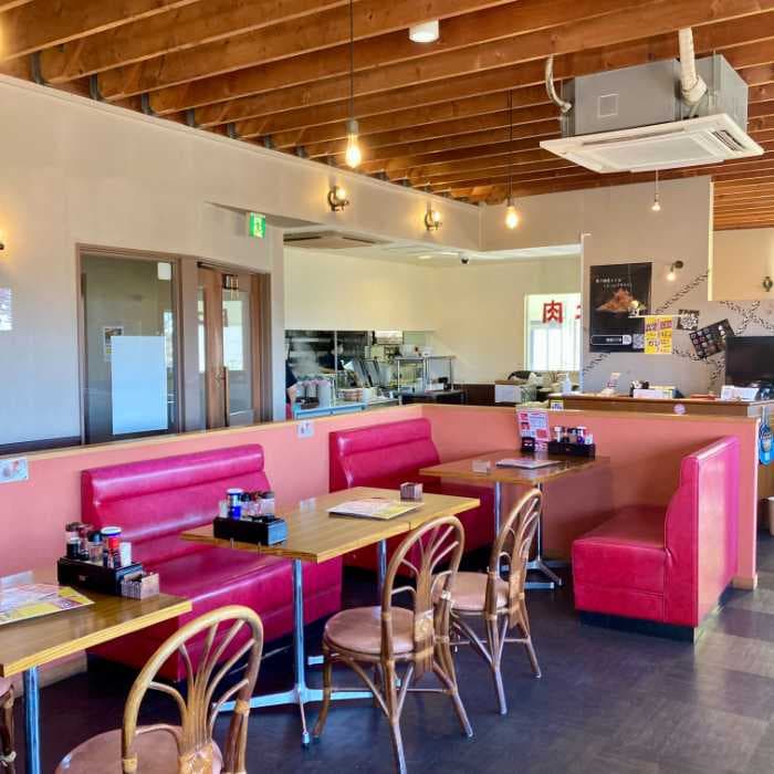 麺屋三丁目のテーブル席