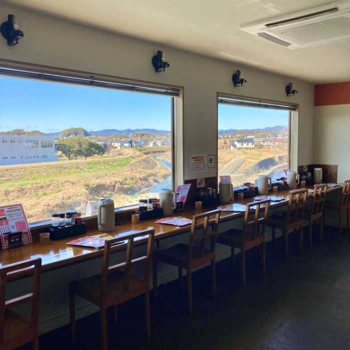 麺屋三丁目のカウンター席
