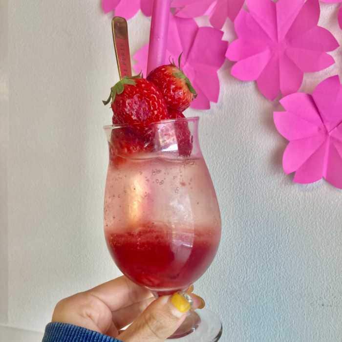 ドライブイン熱海プリン食堂の食堂のいちごソーダ