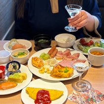 神戸ポートタワーを望む朝食バイキング、グループ家族団欒でも泊まれる「神戸ポートタワーホテル」