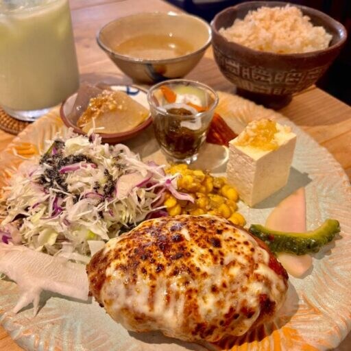 【ピパーチキッチン】那覇・西町でみつけた、肉汁溢れる焦がしチーズハンバーグランチ