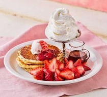 J.S. BURGERS CAFEで味わう♡いちご尽くしの贅沢パンケーキが登場