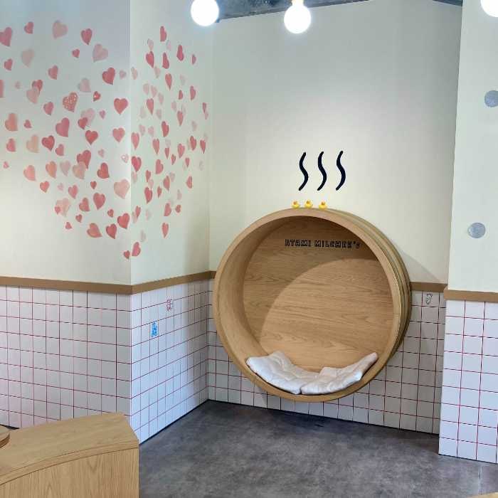 熱海ミルチーズの2階内観