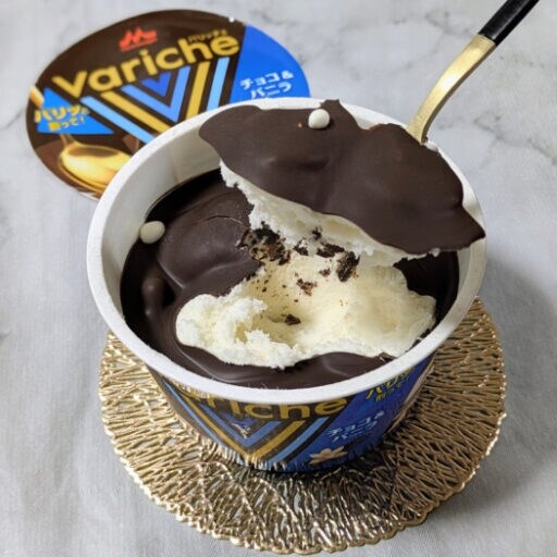 もう食べた?チョコをスプーンで割って五感で味わう贅沢アイス｢Variche(バリッチェ)｣