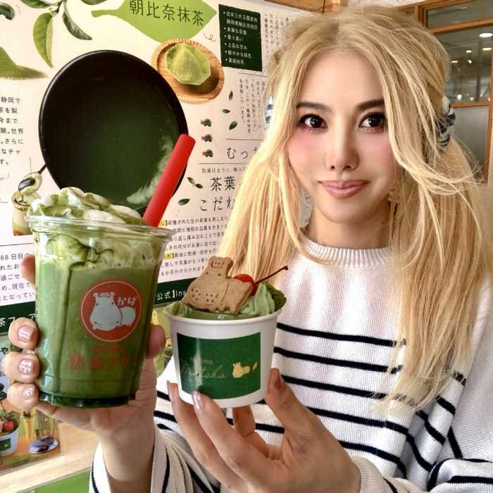 熱海プリンカフェ2ndのむっちゃ抹茶メニューと筆者のりぴよ