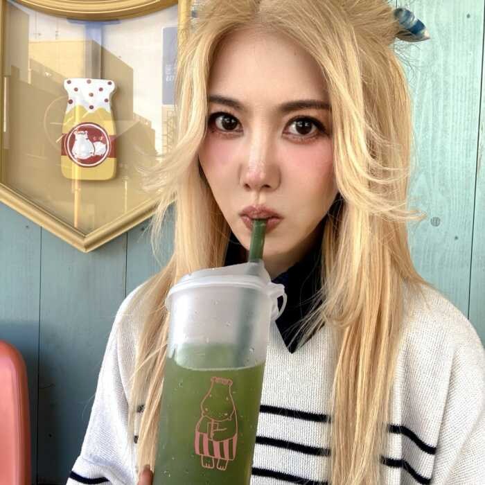 熱海プリン来宮店のむっちゃ抹茶シトラスソーダを飲む筆者のりぴよ