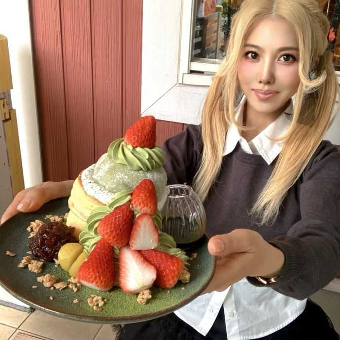 抹茶フェアの丹那抹茶のお濃茶いちごパンケーキと筆者のりぴよ