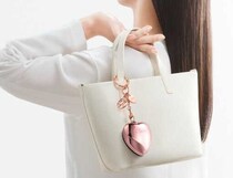 ReFaのブラシがチャームに♡持ち歩ける美髪ケア新作登場
