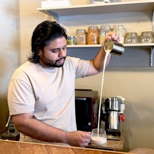 大阪本町で味わう”本場のチャイ”エキゾチックな味わいは病みつき！AKASH CAFE