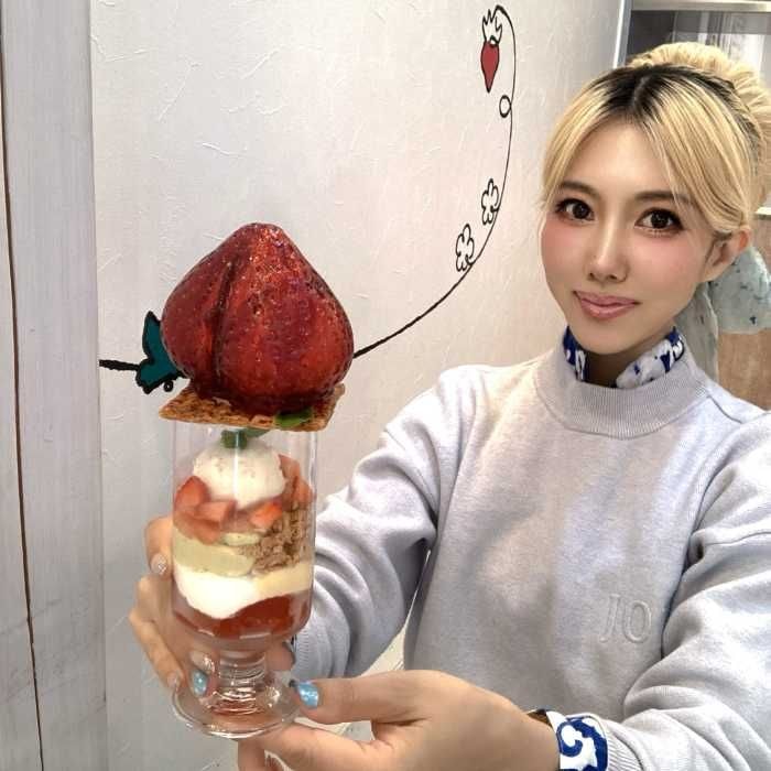 いちごBonBon 伊豆の国Factoryのいちご飴の宝石箱パフェと筆者のりぴよ