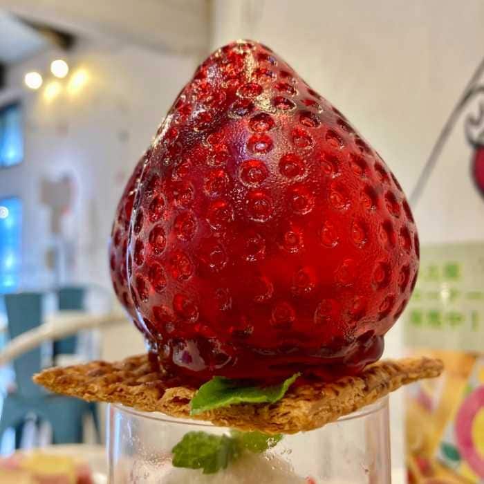 いちご飴の宝石箱パフェのいちご飴