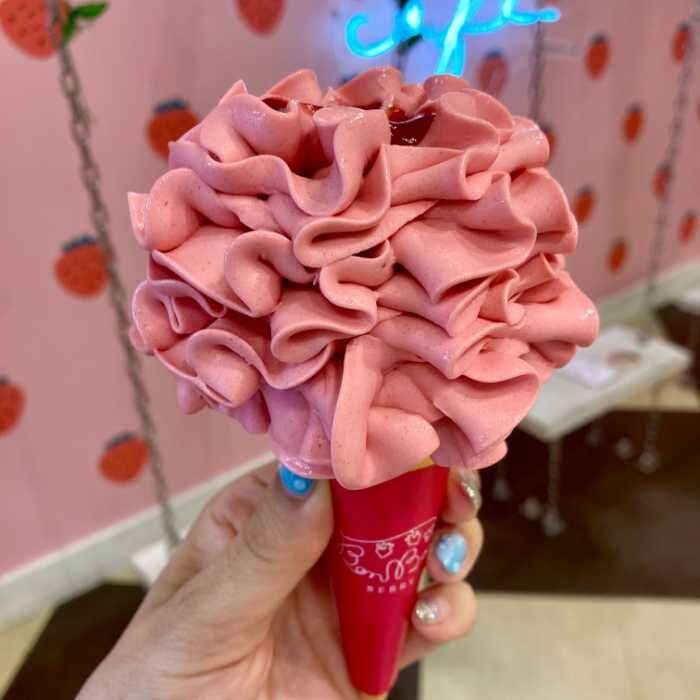 いちごBonBon 伊豆の国Factoryの紅ほっぺいちごのお花ソフト