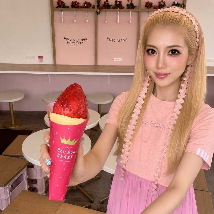 いちごBonBon ATAMI HOUSE.BIGいちご飴クレープと筆者のりぴよ