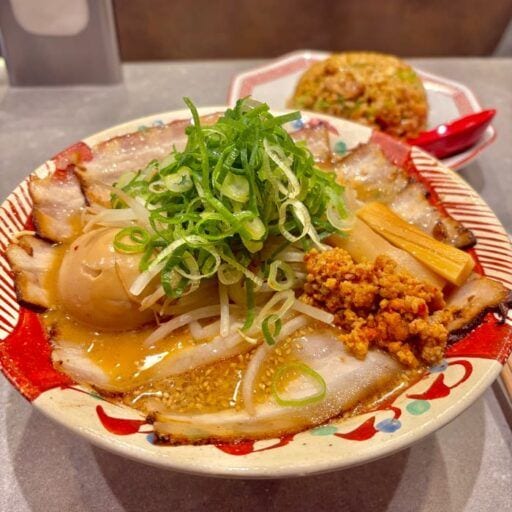 【べんてん屋】有楽町でみつけた、胡麻や肉味噌のコクがクセになる姫路発祥の味噌ラーメン専門店