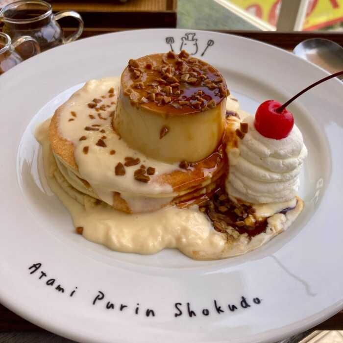 ドライブイン熱海プリン食堂のプリンパンケーキ(トッピング後)