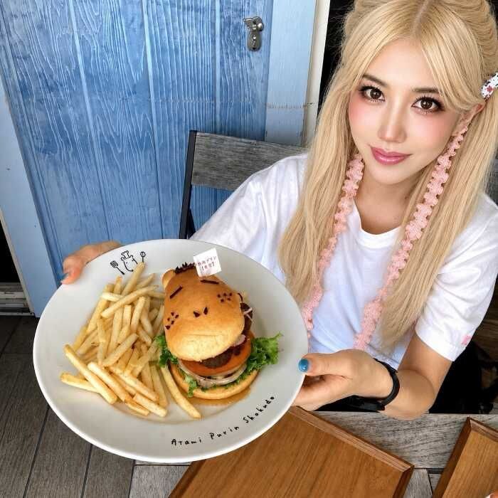 ドライブイン熱海プリン食堂のかばさんバーガーと筆者のりぴよ