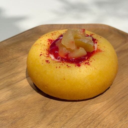 【東京・永田町】HOCUS POCUSの夏限定 ひんやり“伸びる”新食感ドーナツ「もちピーチ」!