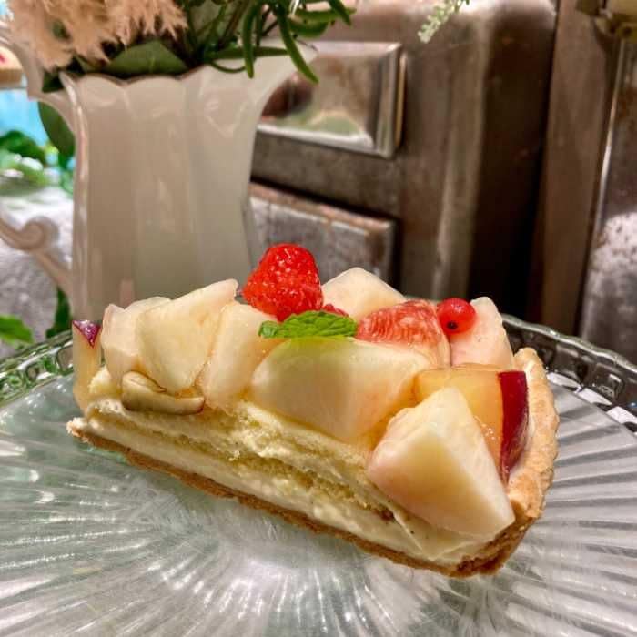 PEACHフェアの桃と季節のフルーツタルト~バニラ風味~カット