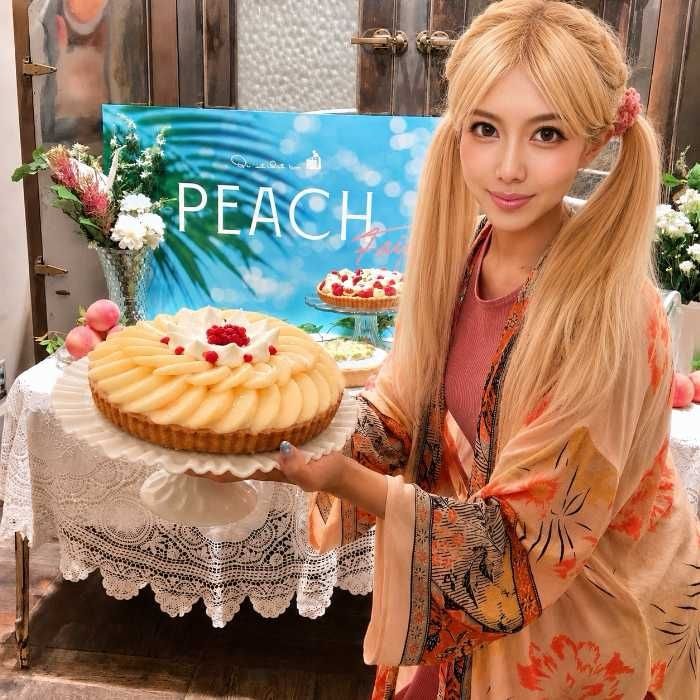 PEACHフェアの山梨県産プレミアムピーチのティラミス~カフェラテ風味~と筆者のりぴよ