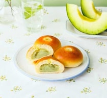 木村屋總本店のクラウンメロンあんぱんが登場！夏限定の贅沢な酒種あんぱんを堪能