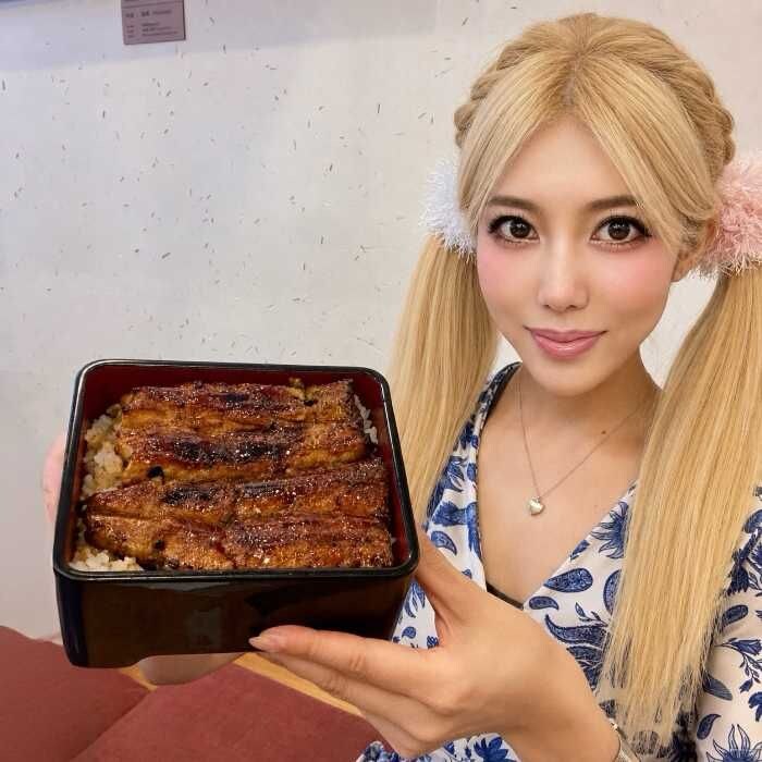 志ぶきのうな重と筆者のりぴよ