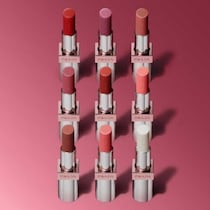 秋の唇に光を纏う♡プラダ ビューティの新色リップバームが美しすぎる