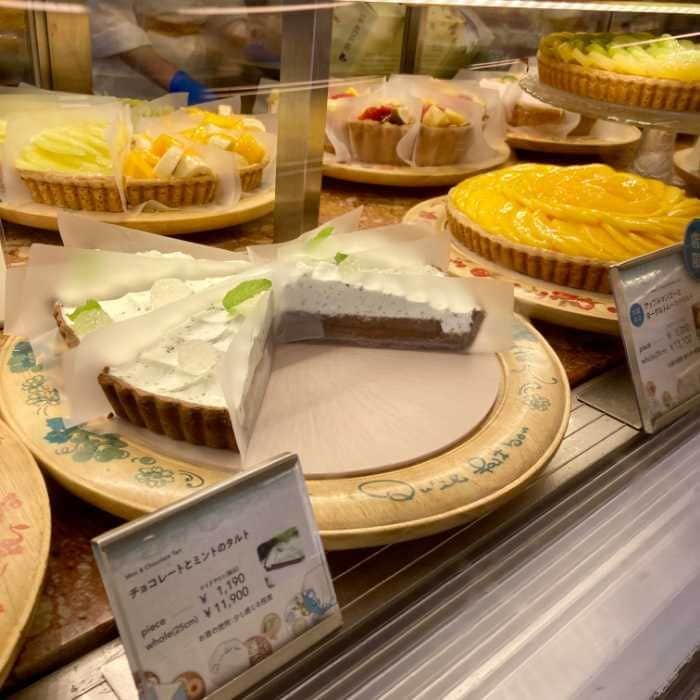 ショーケース内のチョコレートとミントのタルト