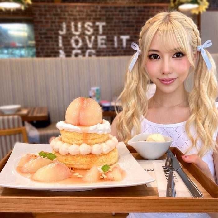 TAMAGOYAの艶めく丸ごと桃のパンケーキと筆者のりぴよ