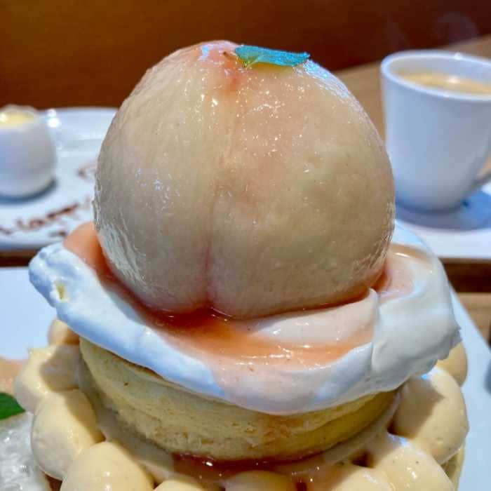 艶めく丸ごと桃のパンケーキの丸ごと桃