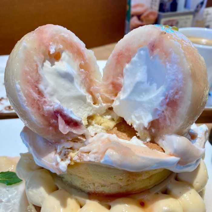 艶めく丸ごと桃のパンケーキの丸ごと桃カット