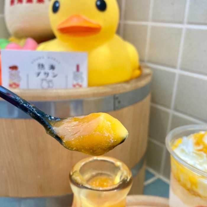 マンゴープリンのスプーン上げ