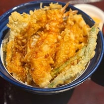 一人でも入りやすい「てんや」に進化！ 和モダンな銀座店で楽しむ、夏の新作「海老と活〆穴子切身の天丼」