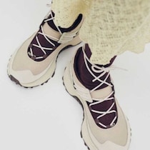 emmiとUGG®がコラボ♪レトロと機能性を両立した別注シューズに注目