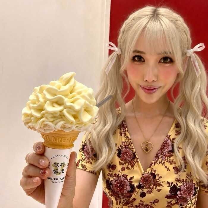 神津牧場の神津ゴールドバターソフトと筆者のりぴよ
