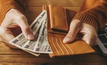 「スマホ代が払えない」彼の生活を心配してお金を貸し続けていたけれど…。私が渡したお金の行方は