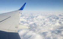 「遠い…」祖母の介護に必要な飛行機移動。家族の疲労と悔いが残った遠距離介護の現実【体験談】