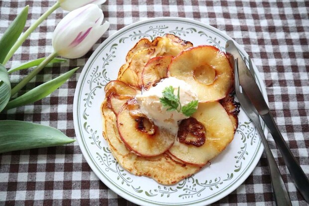 土井善晴さん流「焼きりんごのクレープ」