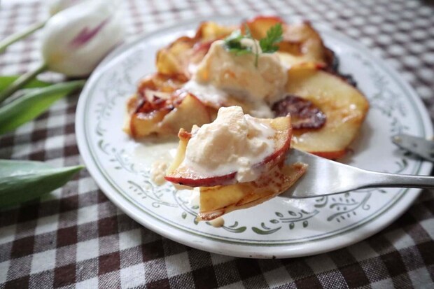 土井善晴さん流「焼きりんごのクレープ」