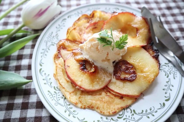 土井善晴さん流「焼きりんごのクレープ」