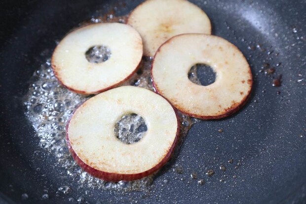 土井善晴さん流「焼きりんごのクレープ」