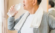 祖父がペットボトルの水を飲んだ瞬間「クサッ！」驚いて叫ぶ長男→「え、水がくさい…？」中身とは！？