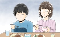 食事中…膝を立てて座り、皿を持たない。「これが本当の姿？」食事マナーが悪すぎる夫に衝撃