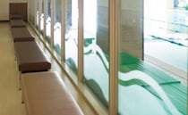 プールの観覧席で「え？それ、マナー違反でしょ…」非常識な夫婦のせいで、移動を強いられることに…！