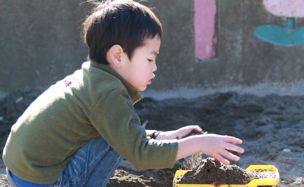 ひとりでいる子がブランコから転落「大変!親はどこ?」落ちた子が「パパ」と指さしたのは学生集団!?